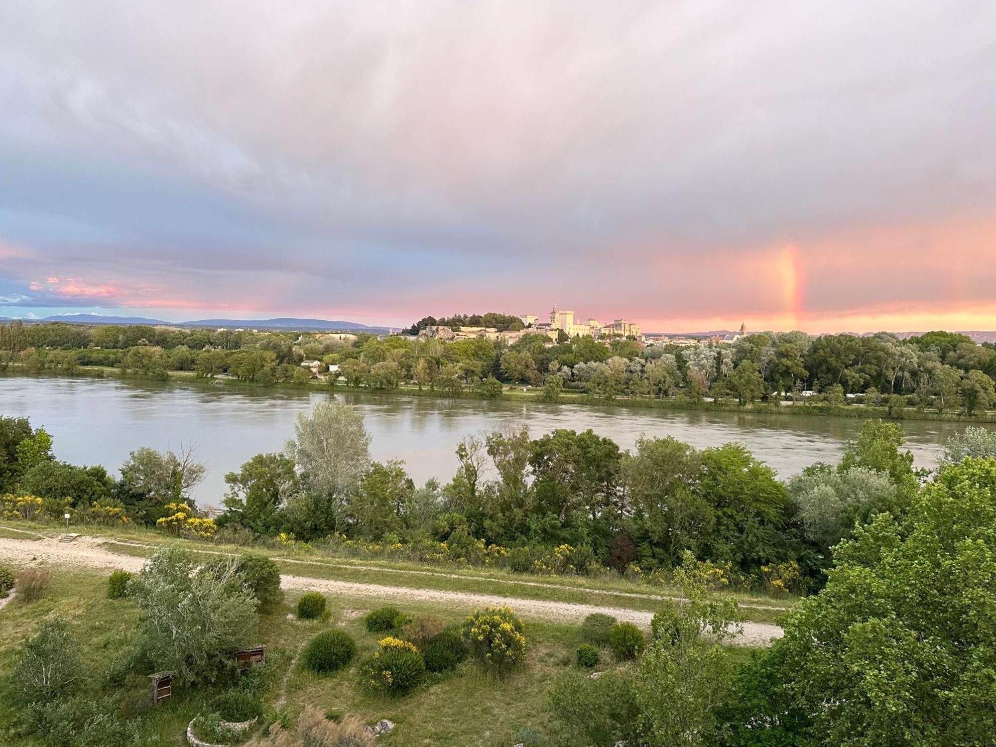 Charmante Petite Maison Avec Vue Panoramique, En Centre Historique, Proche D'Avignon, Ancienne, Renovee, Climatisee, Terrasse, Parking Public Gratuit วิลเนิฟ-เลส์-อาวิญง ภายนอก รูปภาพ
