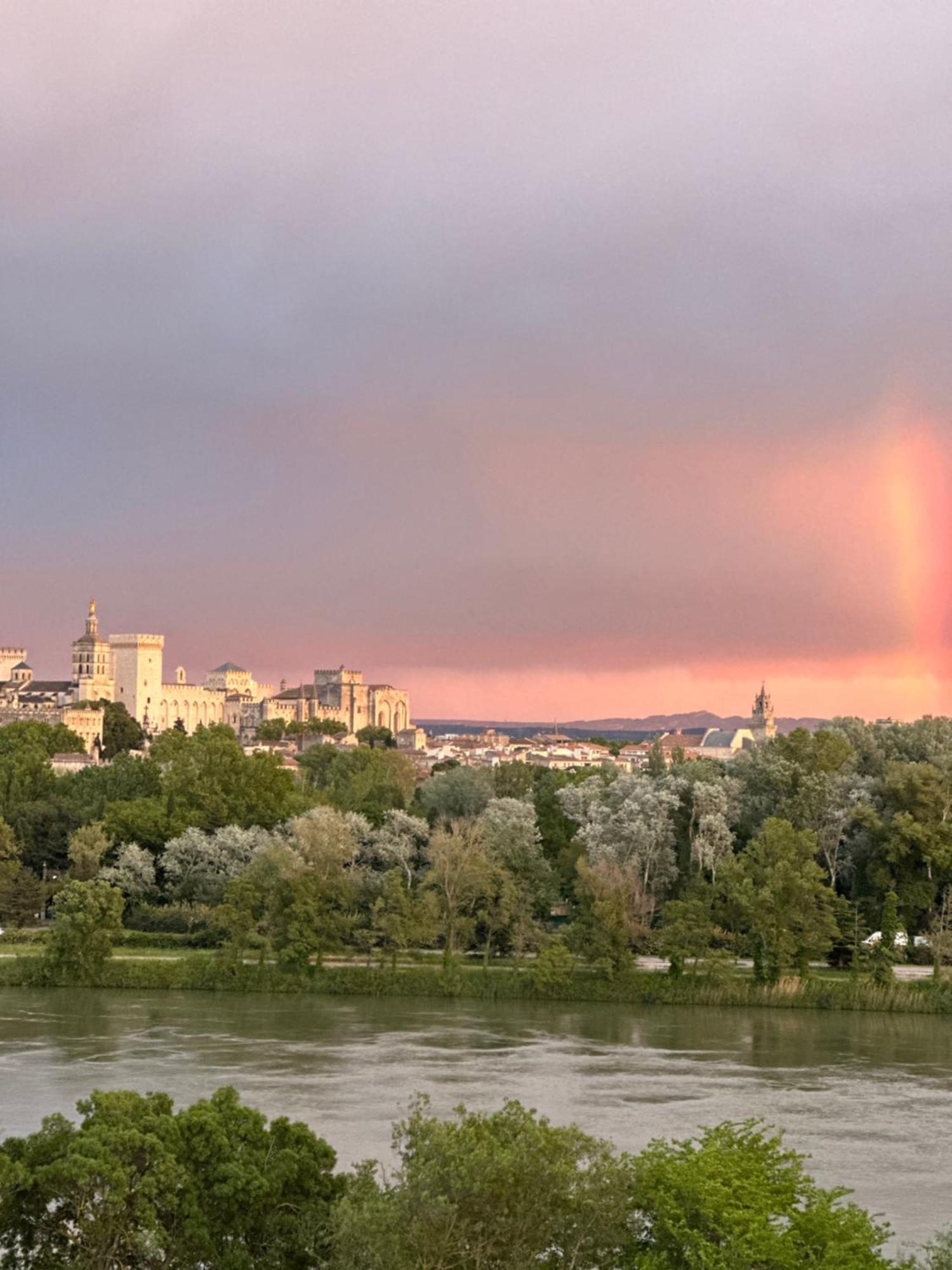 Charmante Petite Maison Avec Vue Panoramique, En Centre Historique, Proche D'Avignon, Ancienne, Renovee, Climatisee, Terrasse, Parking Public Gratuit วิลเนิฟ-เลส์-อาวิญง ภายนอก รูปภาพ