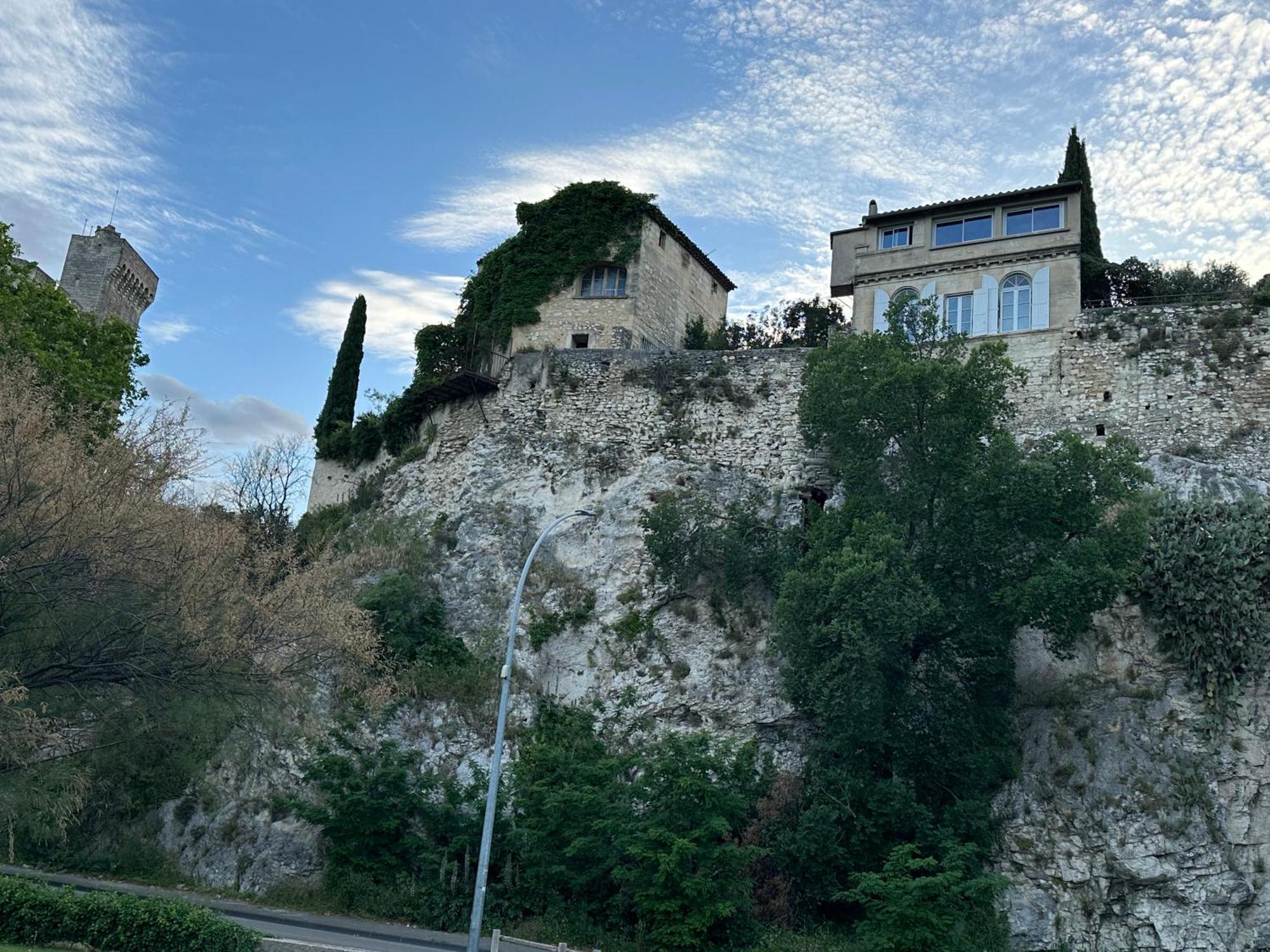 Charmante Petite Maison Avec Vue Panoramique, En Centre Historique, Proche D'Avignon, Ancienne, Renovee, Climatisee, Terrasse, Parking Public Gratuit วิลเนิฟ-เลส์-อาวิญง ภายนอก รูปภาพ